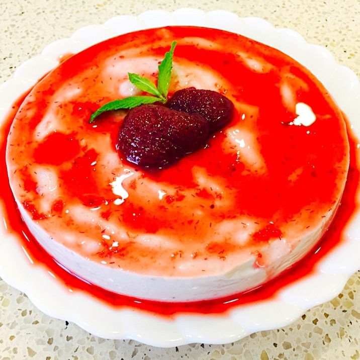 イチゴソース入り 豆腐のレアチーズケーキ風
